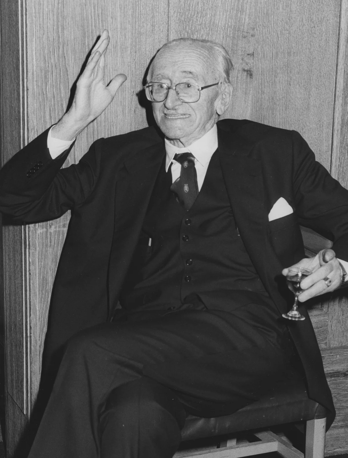 Friedrich August von Hayek am 27. Januar 1981, 50. Jahrestag seiner ersten LSE-Vorlesung. Hayek lebte zu dieser Zeit als Emeritus in Freiburg.