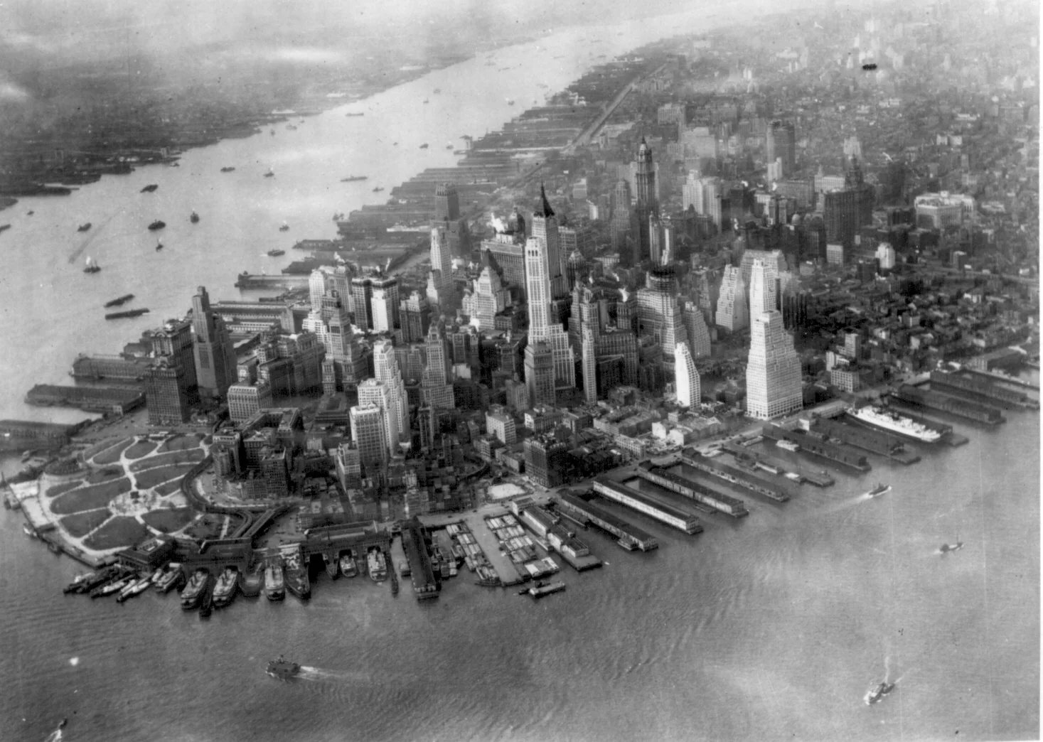 Aerial view der Südspitze Manhattans, ca. 1931. Cities Service Building noch im Bau.