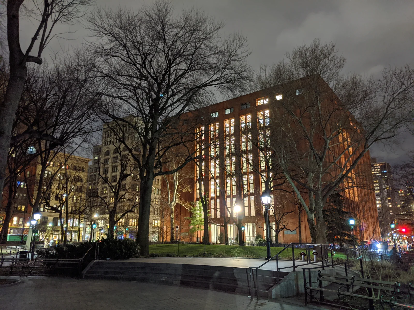 Bobst Library der NYU am Washington Square bei Nacht, Januar 2020. Hauptarbeitsplatz Israel Kirzners als NYU-Professor.